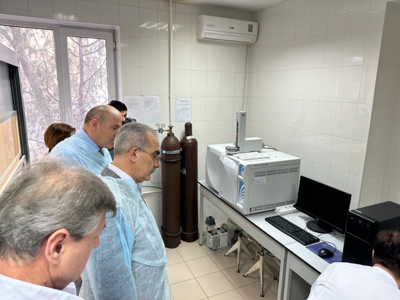 Заместитель Председателя Правительства РД Нариман Абдулмуталибов посетил Республиканскую ветеринарную лабораторию