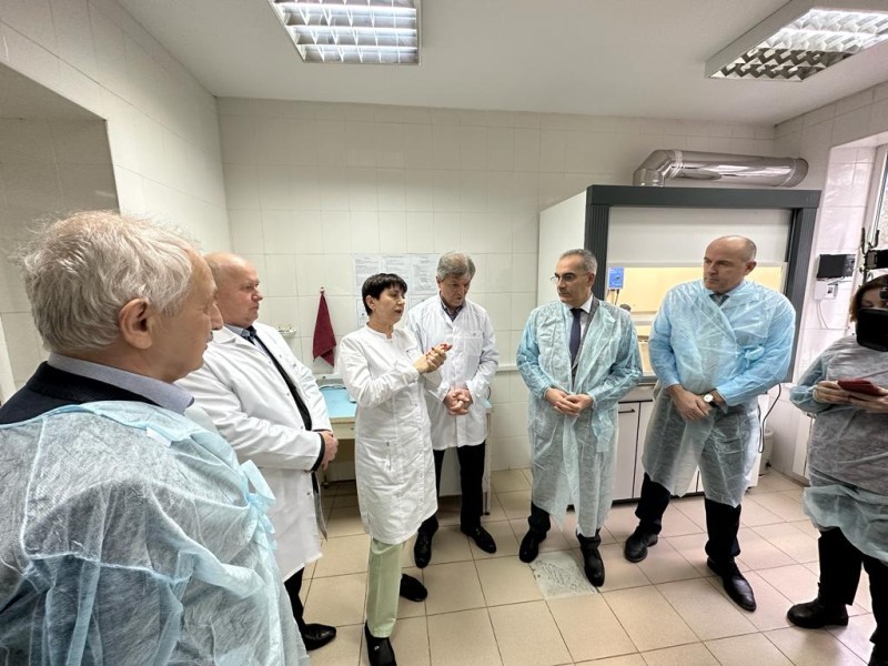 Заместитель Председателя Правительства РД Нариман Абдулмуталибов посетил Республиканскую ветеринарную лабораторию