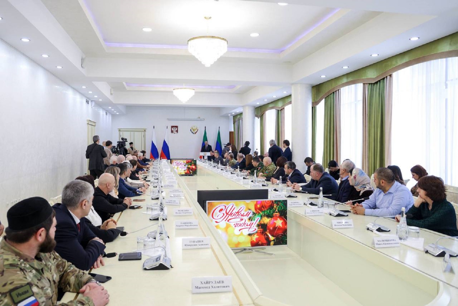 Глава Дагестана провел церемонию вручения государственных наград